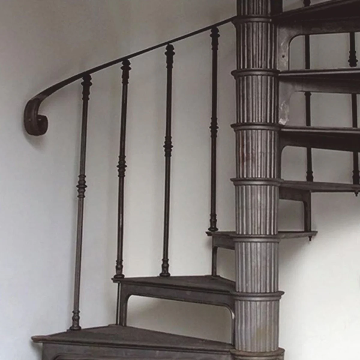 Cast iron spiral staircase with railing left side gray H. 289 cm - Rustic spiral staircase