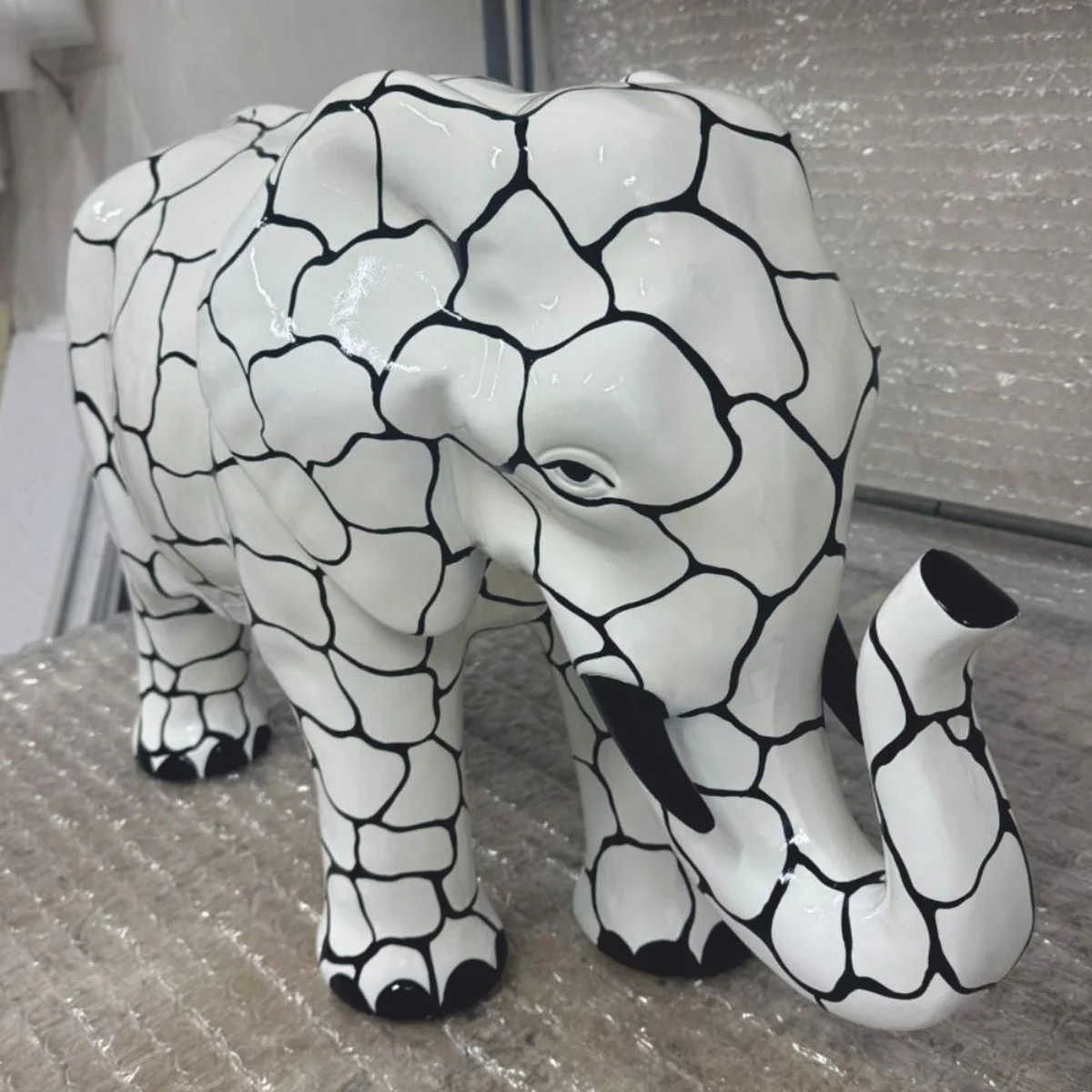 Decorative sculpture elephant white / black 84 x H. 57 cm - decorative figure